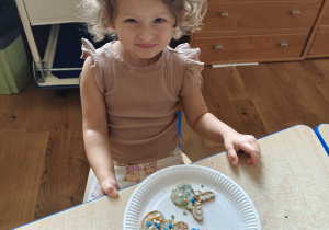 Julka prezentuje udekorowane przez siebie pierniczki