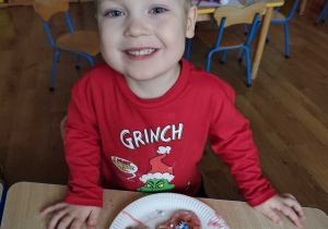 Bastian prezentuje udekorowane przez siebie pierniczki