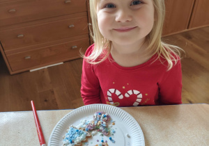 Ala prezentuje udekorowane przez siebie pierniczki