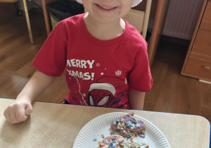 Juliusz prezentuje udekorowane przez siebie pierniczki