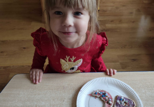 Zuzia prezentuje udekorowane przez siebie pierniczki