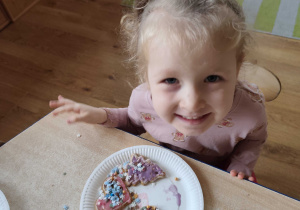 Naomi prezentuje udekorowane przez siebie pierniczki