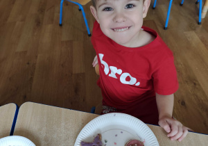 Daniel prezentuje udekorowane przez siebie pierniczki