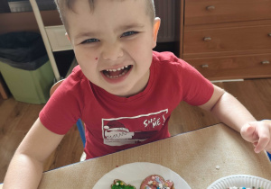 Filip prezentuje udekorowane przez siebie pierniczki