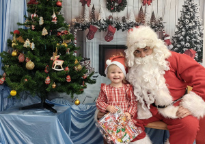 Ania pozuje do zdjęcia ze Świętym Mikołajem