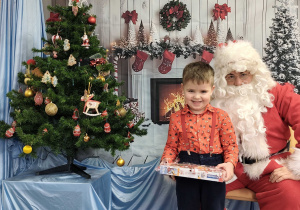 Filip pozuje do zdjęcia ze Świętym Mikołajem