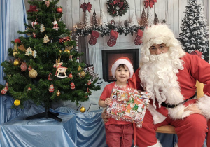 Daniel pozuje do zdjęcia ze Świętym Mikołajem