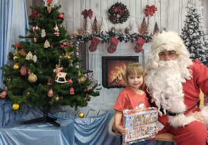 Zuzia pozuje do zdjęcia ze Świętym Mikołajem