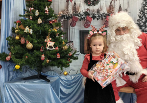 Justynka pozuje do zdjęcia ze Świętym Mikołajem