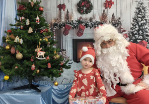 Laura pozuje do zdjęcia ze Świętym Mikołajem