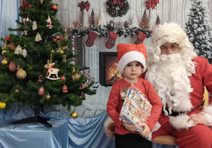 Ignaś pozuje do zdjęcia ze Świętym Mikołajem