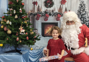 Julka pozuje do zdjęcia ze Świętym Mikołajem