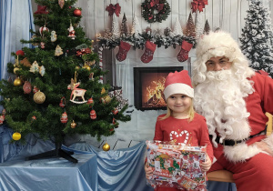 Ala pozuje do zdjęcia ze Świętym Mikołajem