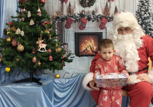 Wojtuś pozuje do zdjęcia ze Świętym Mikołajem