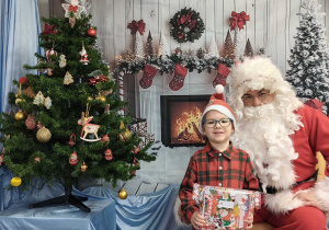 Wojtuś pozuje do zdjęcia ze Świętym Mikołajem