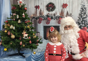 Helenka pozuje do zdjęcia ze Świętym Mikołajem