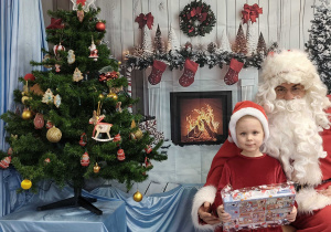 Liwia pozuje do zdjęcia ze Świętym Mikołajem