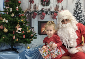 Naomi pozuje do zdjęcia ze Świętym Mikołajem