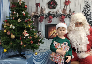 Juliusz pozuje do zdjęcia ze Świętym Mikołajem