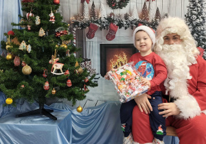 Bastian pozuje do zdjęcia ze Świętym Mikołajem