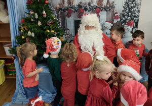 Mikołaj rozmawia z dziećmi
