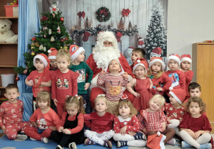 Dzieci pozują do zdjęcia z Mikołajem