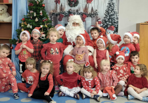 Dzieci pozują do zdjęcia z Mikołajem