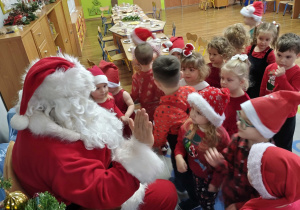 Mikołaj rozmawia z dziećmi