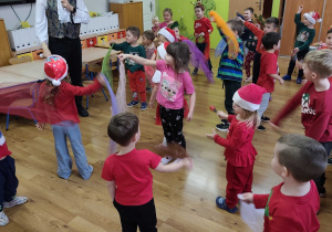 dzieci bawią się wspólnie podczas audycji muzycznej