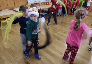 dzieci bawią się wspólnie podczas audycji muzycznej