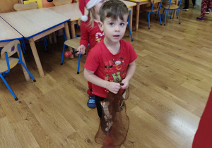 dzieci bawią się wspólnie podczas audycji muzycznej