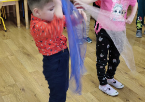 dzieci bawią się wspólnie podczas audycji muzycznej