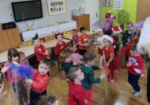 dzieci bawią się wspólnie podczas audycji muzycznej