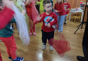 dzieci bawią się wspólnie podczas audycji muzycznej