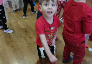 dzieci bawią się wspólnie podczas audycji muzycznej