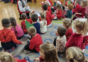 dzieci bawią się wspólnie podczas audycji muzycznej