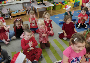 dzieci bawią się wspólnie podczas audycji muzycznej