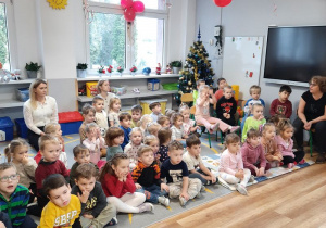 Dzieci z młodszych grup oglądają przedstawienie