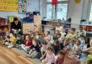 Dzieci z młodszych grup oglądają przedstawienie