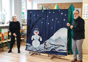 Aktorzy śpiewają piosenkę o tematyce zimowej