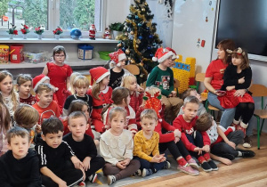 Dzieci ze starszych grup oglądają przedstawienie