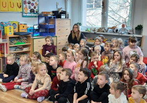 Dzieci ze starszych grup oglądają przedstawienie