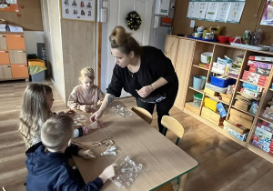 Dzieci pracują z pomocą mamy Ignasia