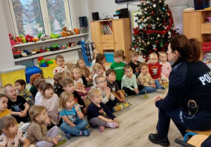 Dzieci patrzą na panią policjantkę