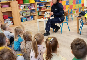 Policjantka otwiera książeczkę