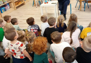 Policjantka pokazuje ksiązkę