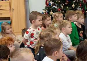 Dzieci z uwagą słuchają