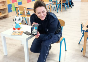 Policjantka prezentuje swoją odznakę policyjną