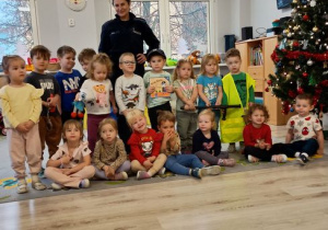 Dzieci pozują do zdjęcia z policjantką