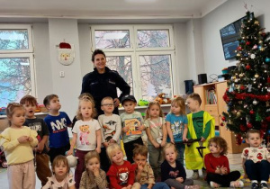 Dzieci pozują do zdjęcia z policjantką